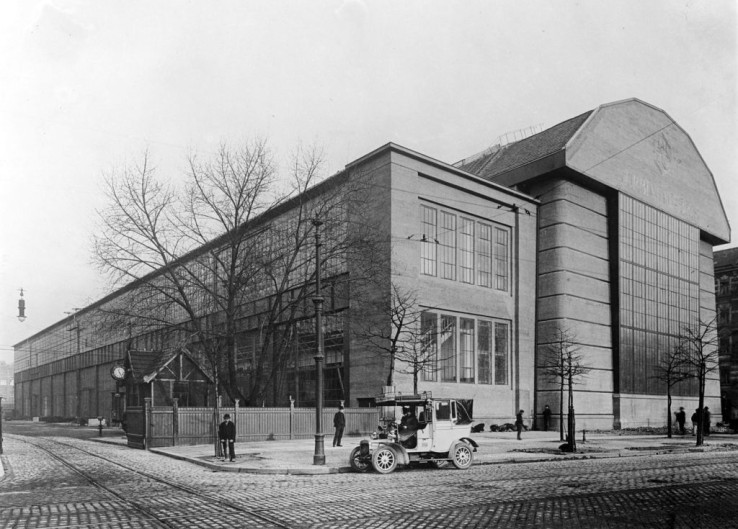 P-Behrens_AEG-Turbinenfabrik_Haupt-und-flache-Nebenhalle-Berlin_1908-09_Bildarchiv-Foto-Marburg