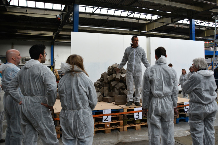 Workshop-Leiter Boris Sieverts erklärt zu Beginn, was mit den viereinhalb Tonnen Lehm passieren soll; Foto: Vera Lisakowski