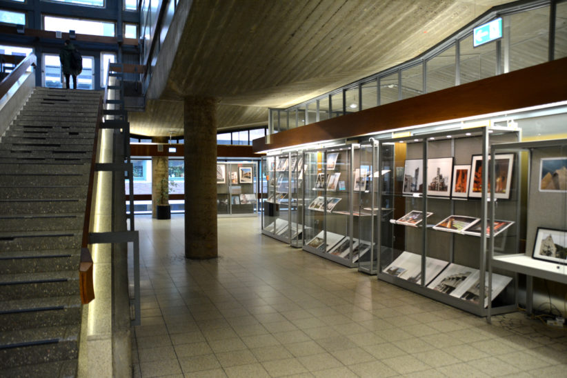Die Fotos der Ausstellung "Concrete : Imagination" werden in der Unibibliothek in Vitrinen präsentiert. Foto: Vera Lisakowski