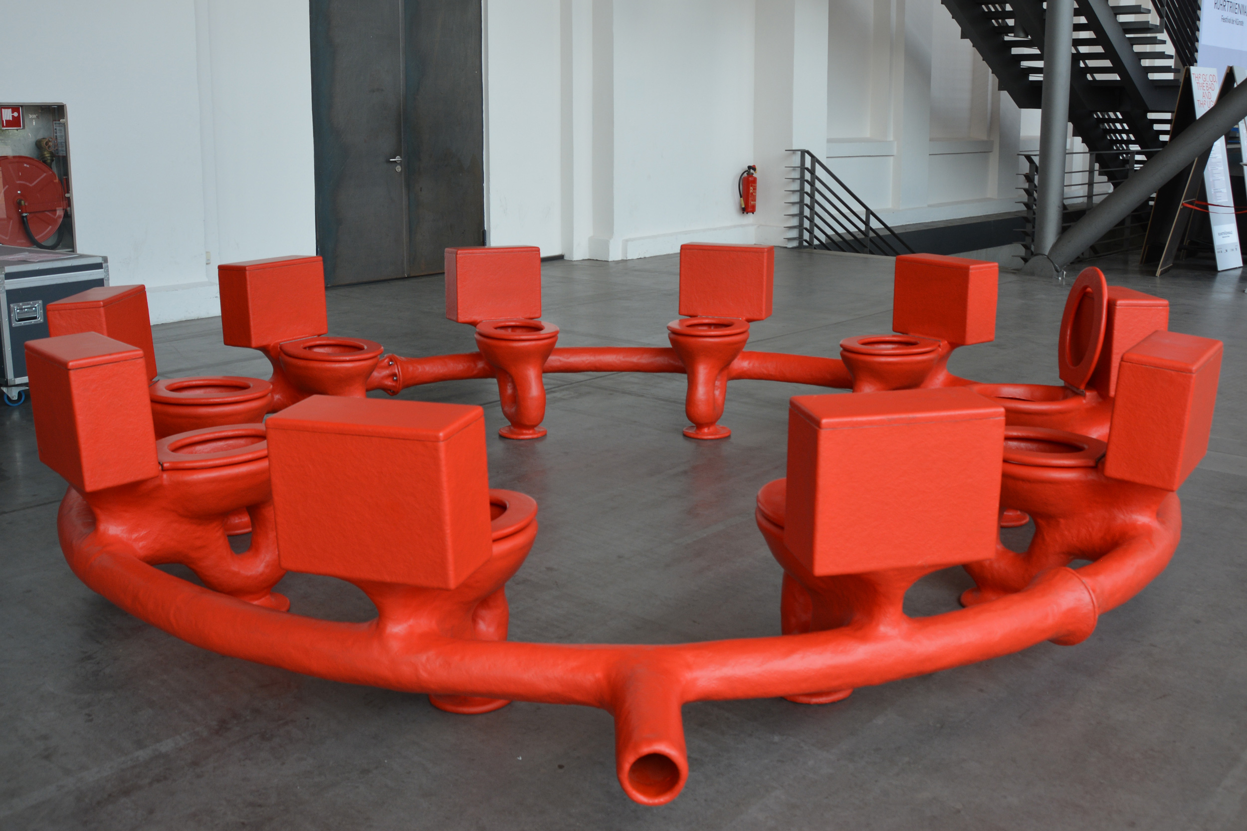Roter Toilettenkreis "Excrementorium" von Atelier van Lieshout bei der Ruhrtriennale; Foto: Vera Lisakowski