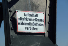 Schild an einem Kran im Rheinauhafen. Foto: Vera Lisakowski